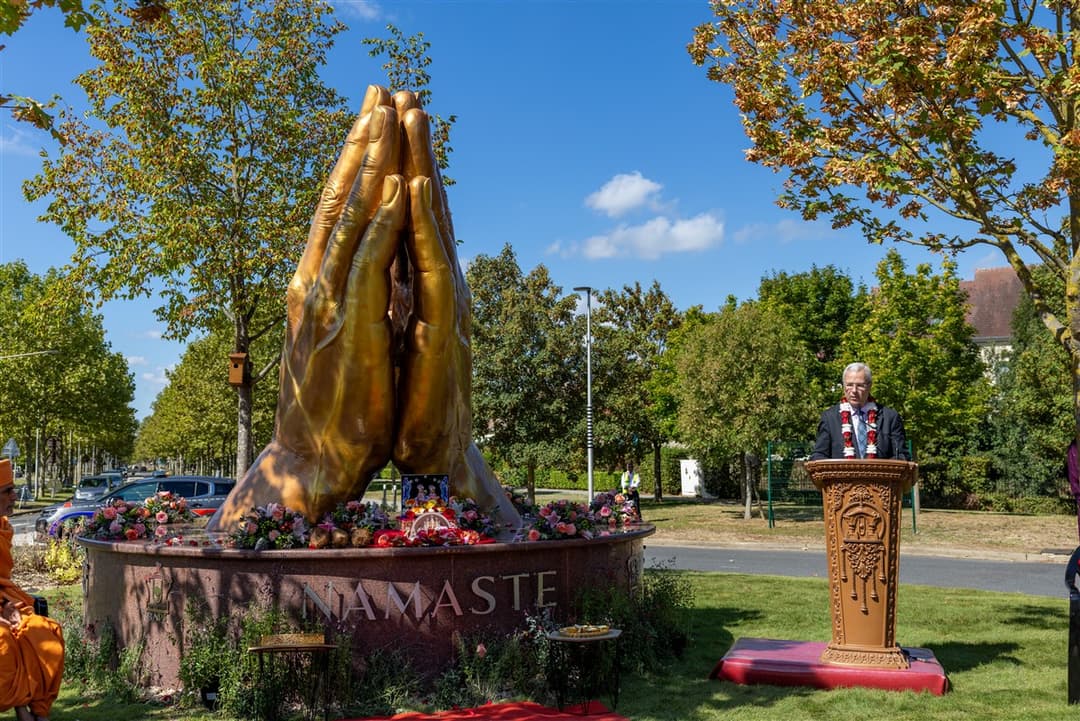 ‘Namaste’ sculpture unveiled in France’s Bussy-Saint-Georges