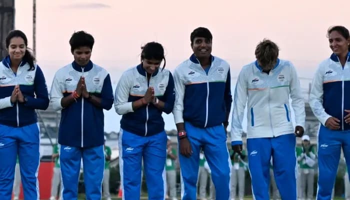मंगलवार, 22 सितंबर 2026 को जापान के निशिन में एशियाई खेल 2026 के महिला T20 क्रिकेट फ़ाइनल में श्रीलंका पर भारत की जीत के बाद, भारतीय महिला क्रिकेट टीम की खिलाड़ी मेडल सेरेमनी में शामिल हुईं।