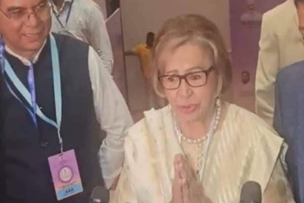 सम्मान स्वीकर करने के बाद सलीम खान की पत्नी हेलेन।