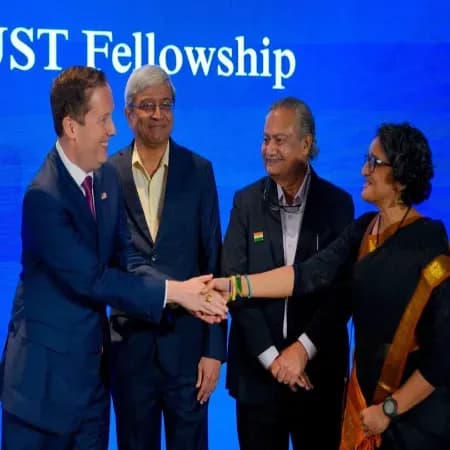इस फेलोशिप के पहले बैच की शुरुआत गोर ने बेंगलुरु में एक कार्यक्रम के दौरान की।