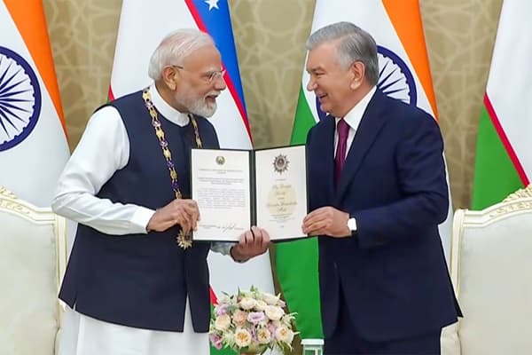 पीएम मोदी को 'ओली दाराजली दोस्तलिक' ऑर्डर से देश के राष्ट्रपति शौकत मिर्जियोयेव ने सम्मानित किया।